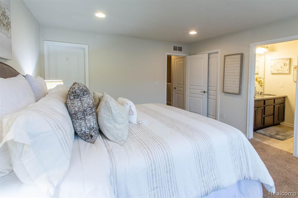 863 Barclay Circle, Rochester Hills, MI 48307 — Photo 21