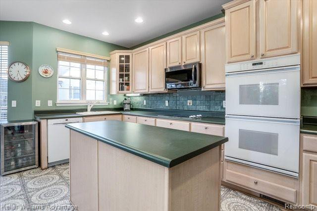 29274 DOUGLAS Drive, Novi, MI 48377 — Photo 8