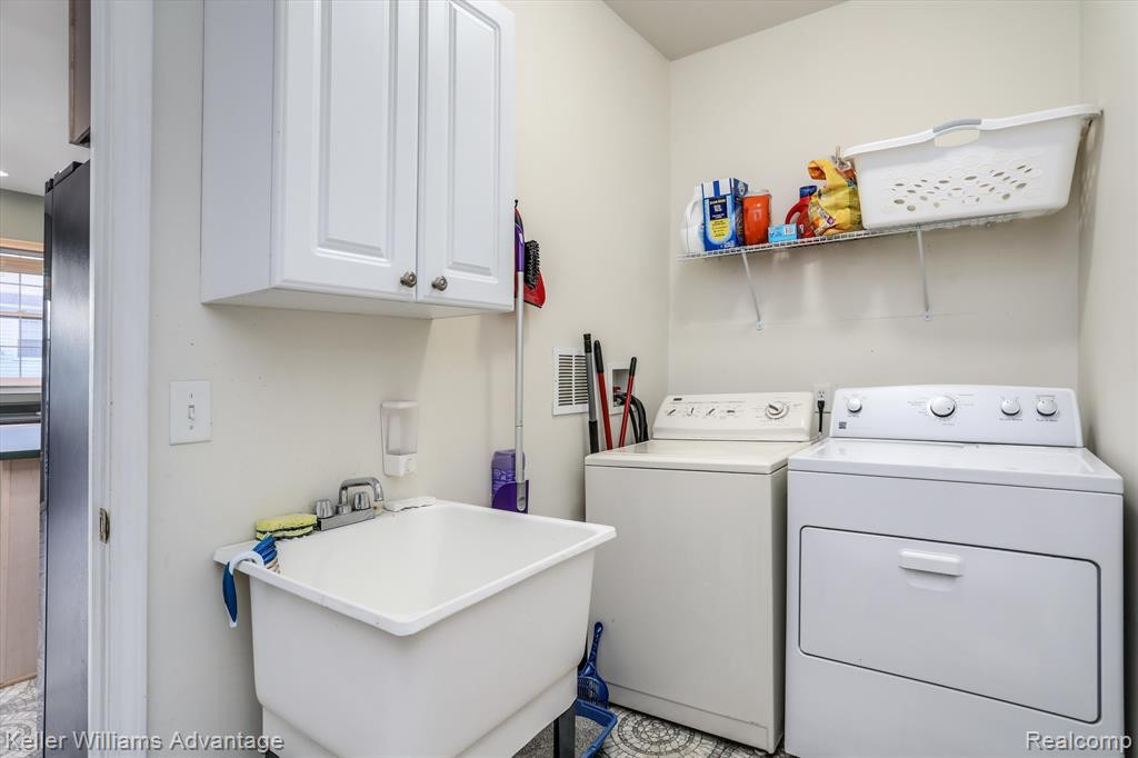 29274 DOUGLAS Drive, Novi, MI 48377 — Photo 12