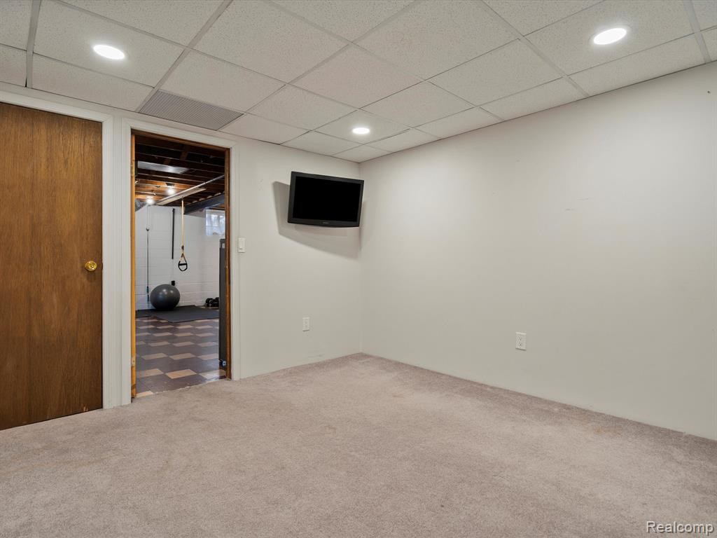 8546 SOUTHFIELD Drive, Shelby Twp, MI 48316 — Photo 33