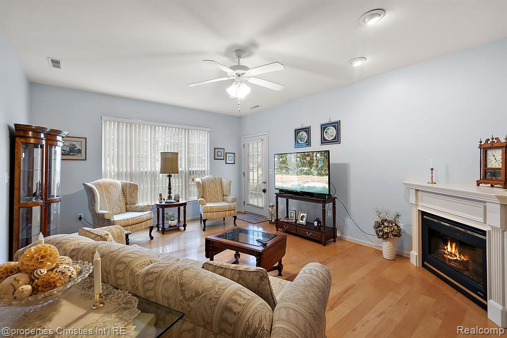 1105 Saratoga Boulevard, 3, Walled Lake, MI 48390 — Photo 8