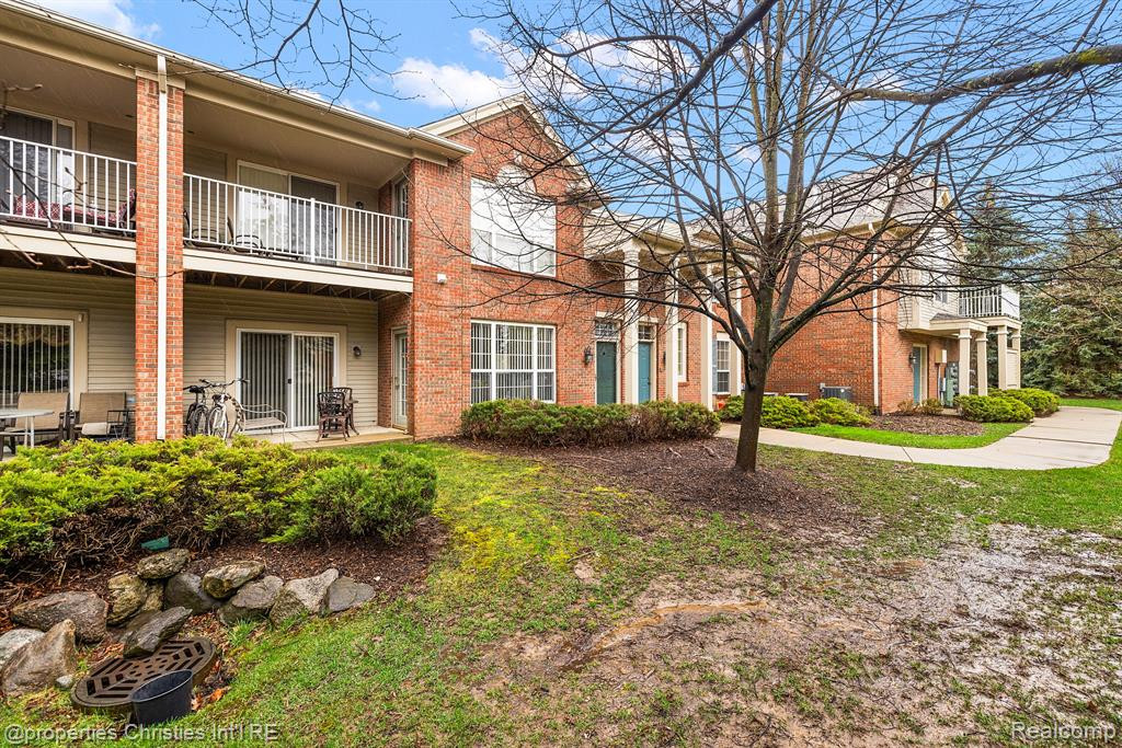 1105 Saratoga Boulevard, 3, Walled Lake, MI 48390 — Photo 33