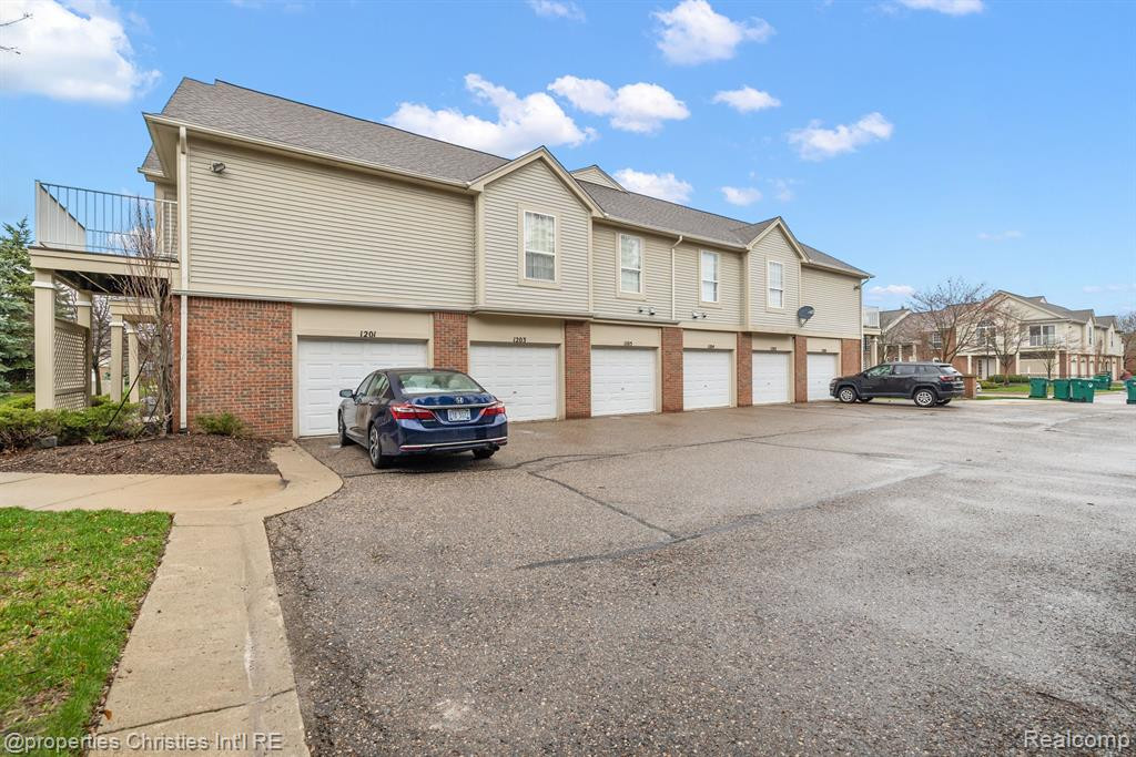 1105 Saratoga Boulevard, 3, Walled Lake, MI 48390 — Photo 35