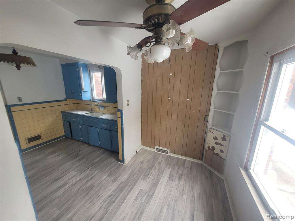 5567 NEWPORT Street, Detroit, MI 48213 — Photo 7