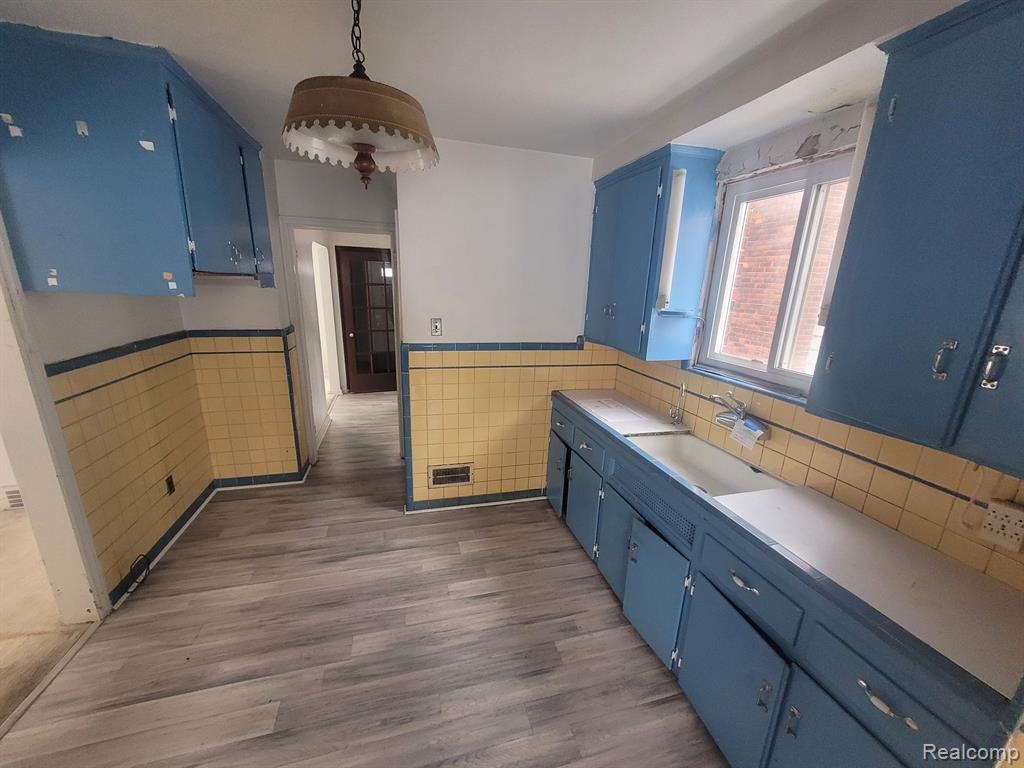 5567 NEWPORT Street, Detroit, MI 48213 — Photo 9