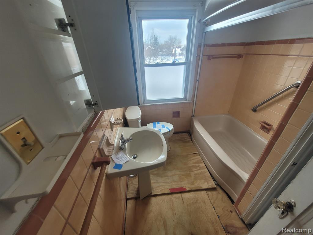 5567 NEWPORT Street, Detroit, MI 48213 — Photo 12