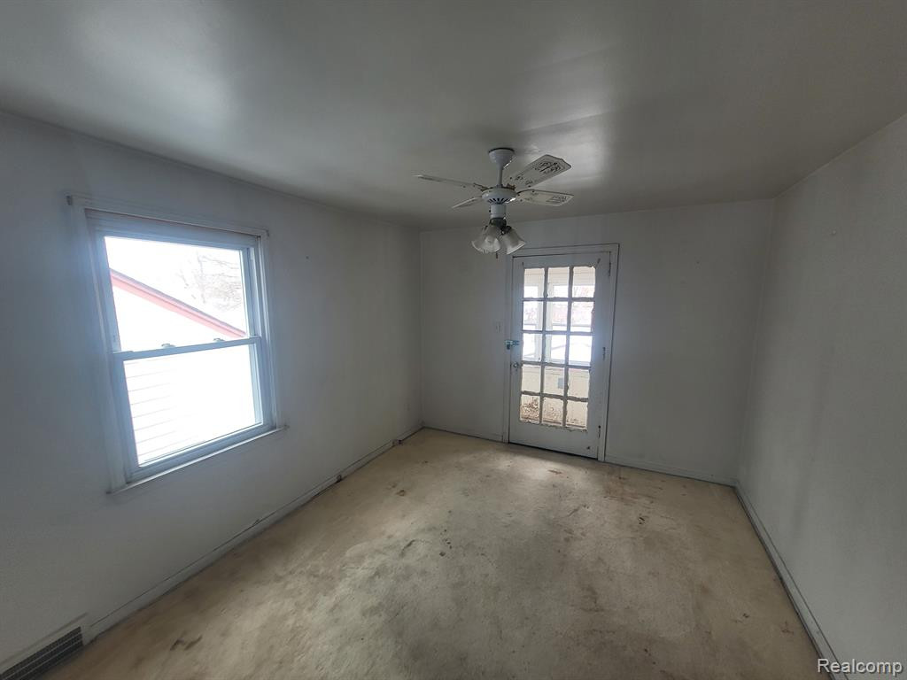 5567 NEWPORT Street, Detroit, MI 48213 — Photo 18