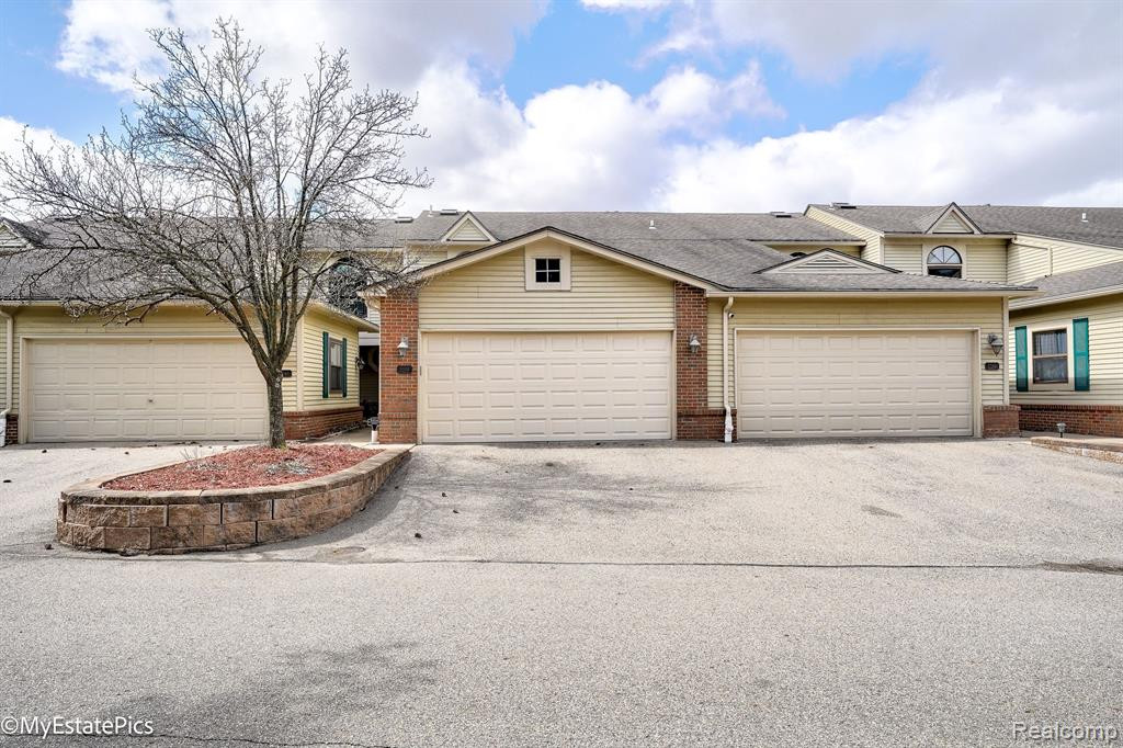 5644 DRAKE HOLLOW Drive E, West Bloomfield, MI — front exterior