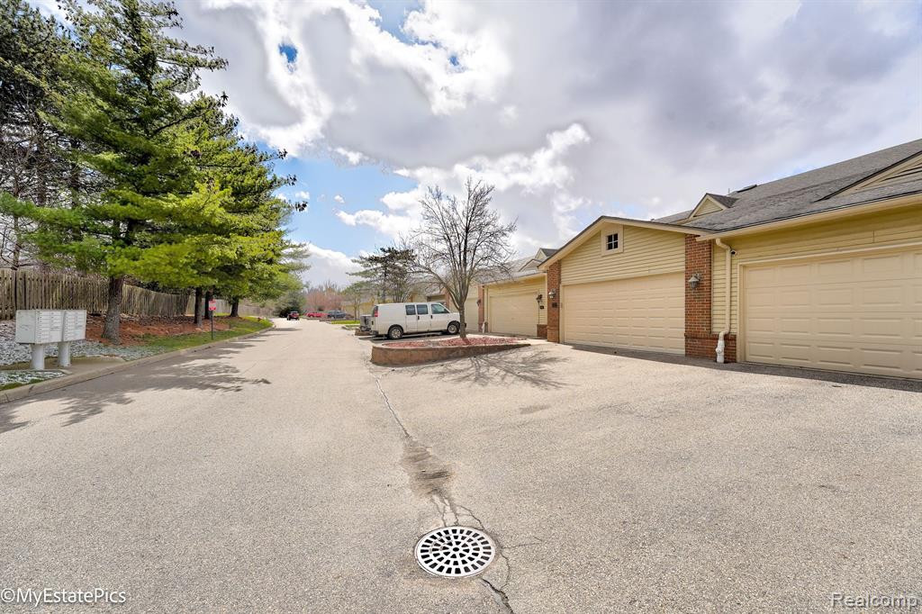 5644 DRAKE HOLLOW Drive E, West Bloomfield, MI — Photo 2