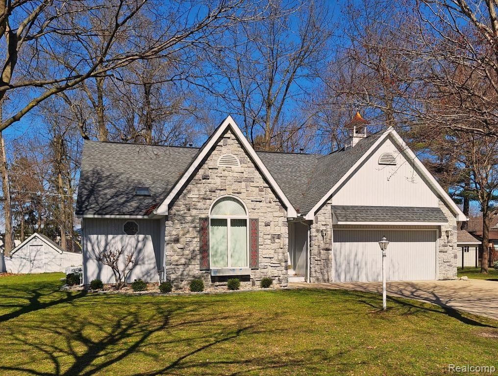 112 WOODLAWN Drive, St. Charles, MI 48655 — front exterior