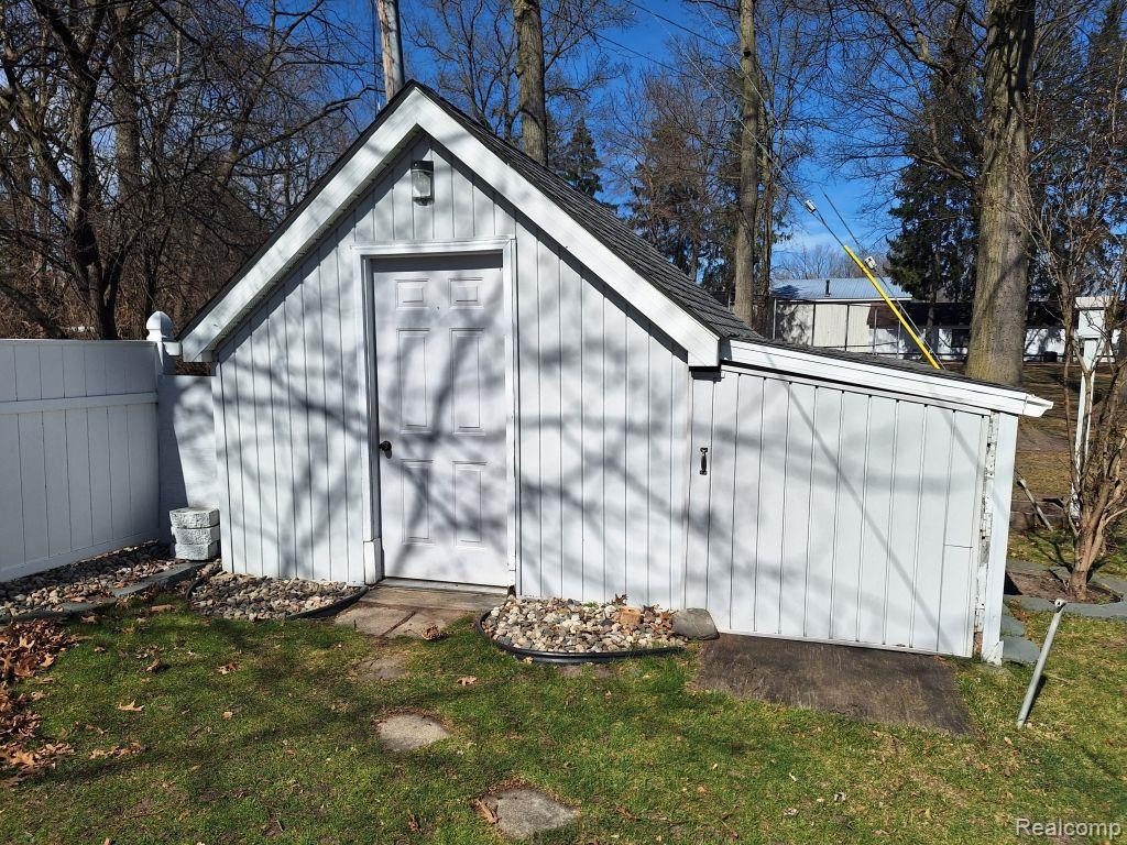 112 WOODLAWN Drive, St. Charles, MI 48655 — Photo 8
