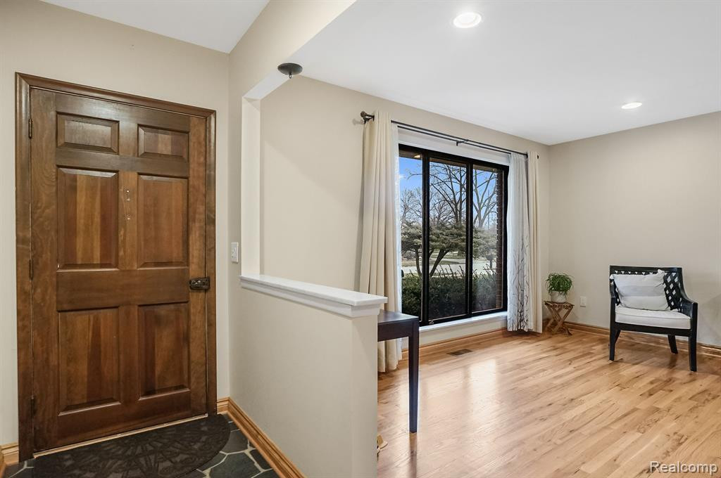 5069 FALMOUTH Drive, Troy, MI 48085 — Photo 2