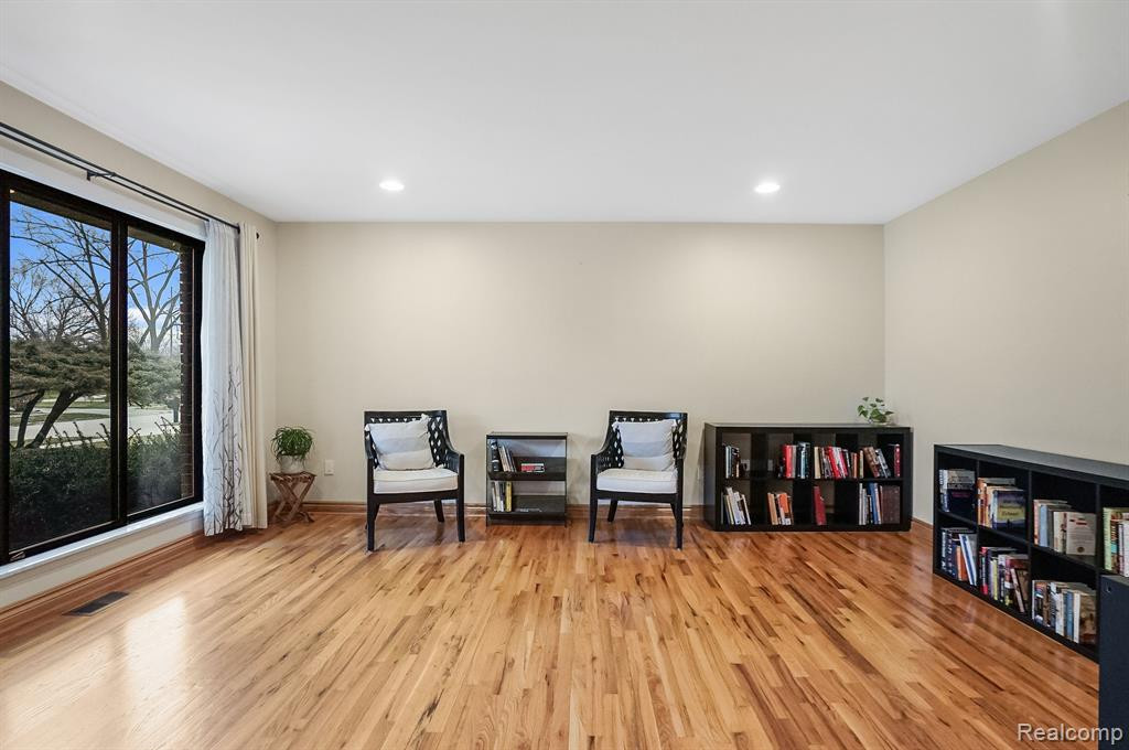 5069 FALMOUTH Drive, Troy, MI 48085 — Photo 3