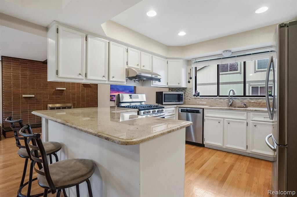 5069 FALMOUTH Drive, Troy, MI 48085 — Photo 8