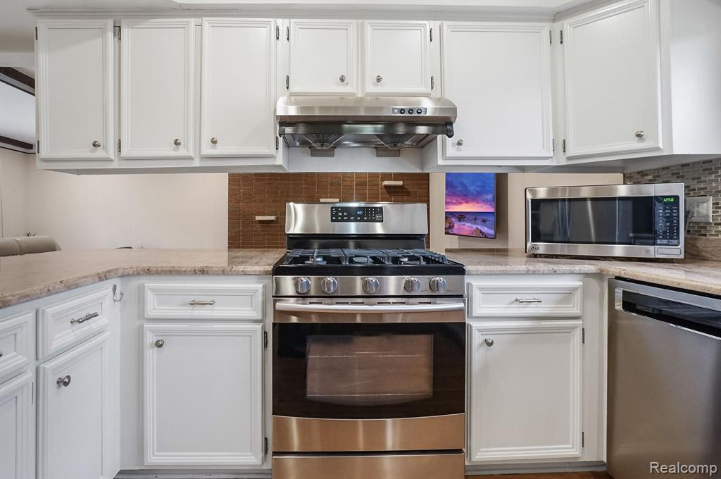 5069 FALMOUTH Drive, Troy, MI 48085 — Photo 11