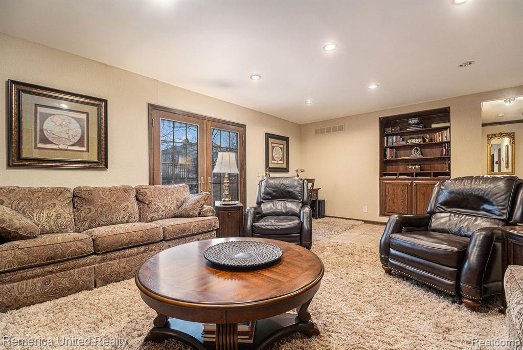 5550 CRISPIN WAY Road, West Bloomfield, MI 48323 — Photo 8