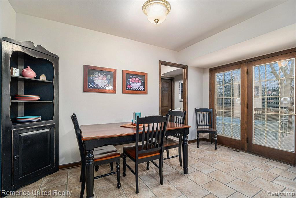 5550 CRISPIN WAY Road, West Bloomfield, MI 48323 — Photo 15