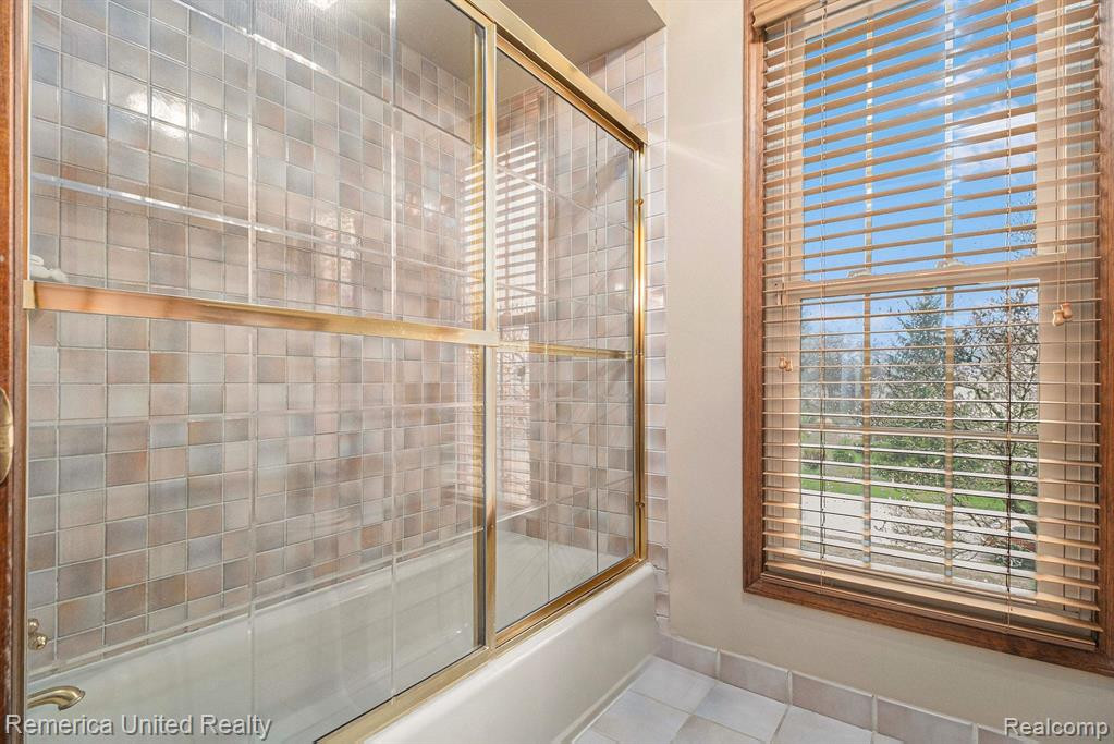 5550 CRISPIN WAY Road, West Bloomfield, MI 48323 — Photo 22