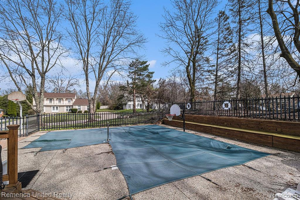 5550 CRISPIN WAY Road, West Bloomfield, MI 48323 — Photo 38