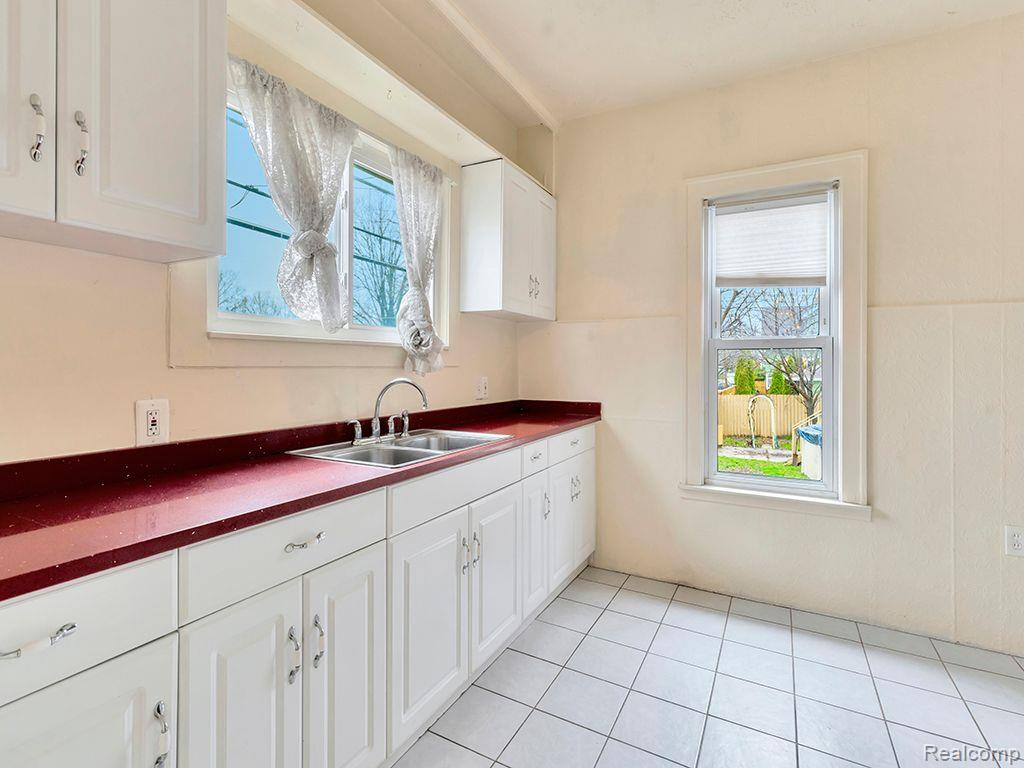 4252 HURON Street, Dearborn Heights, MI 48125 — Photo 12