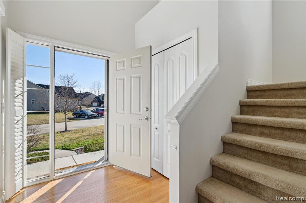 53544 VALLEYWOOD Drive, South Lyon, MI 48178 — Photo 6