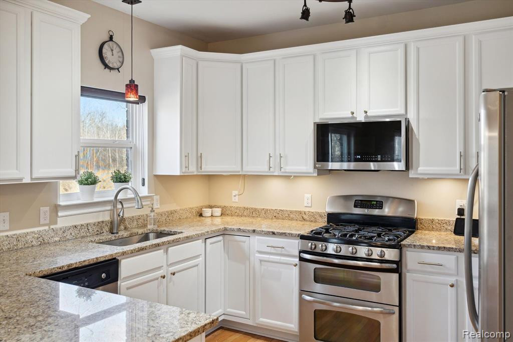 53544 VALLEYWOOD Drive, South Lyon, MI 48178 — Photo 11