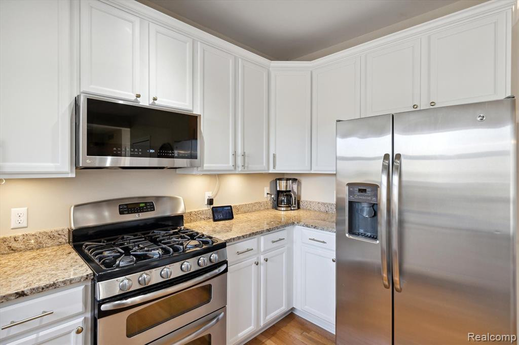 53544 VALLEYWOOD Drive, South Lyon, MI 48178 — Photo 12