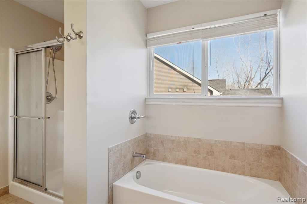 53544 VALLEYWOOD Drive, South Lyon, MI 48178 — Photo 24