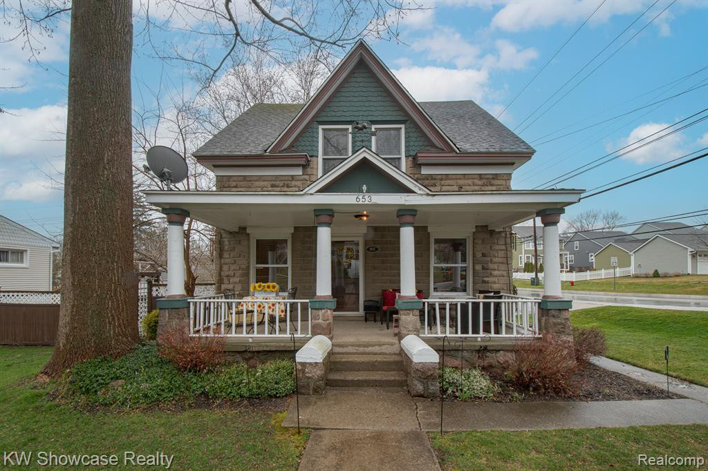 653 HICKORY Street, Milford, MI 48381 — front exterior
