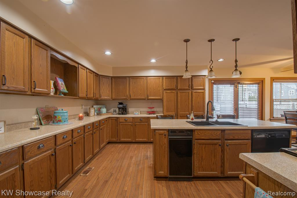653 HICKORY Street, Milford, MI 48381 — Photo 11