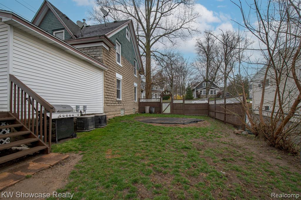 653 HICKORY Street, Milford, MI 48381 — Photo 43