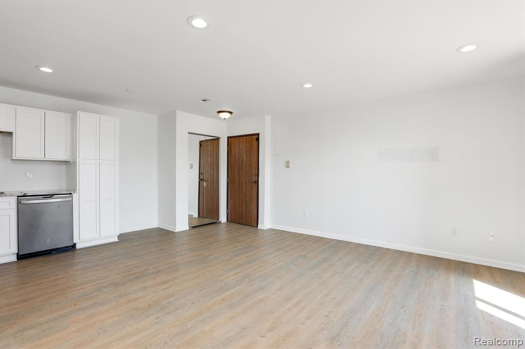43366 FOUNTAIN Drive, Sterling Heights, MI 48313 — Photo 7