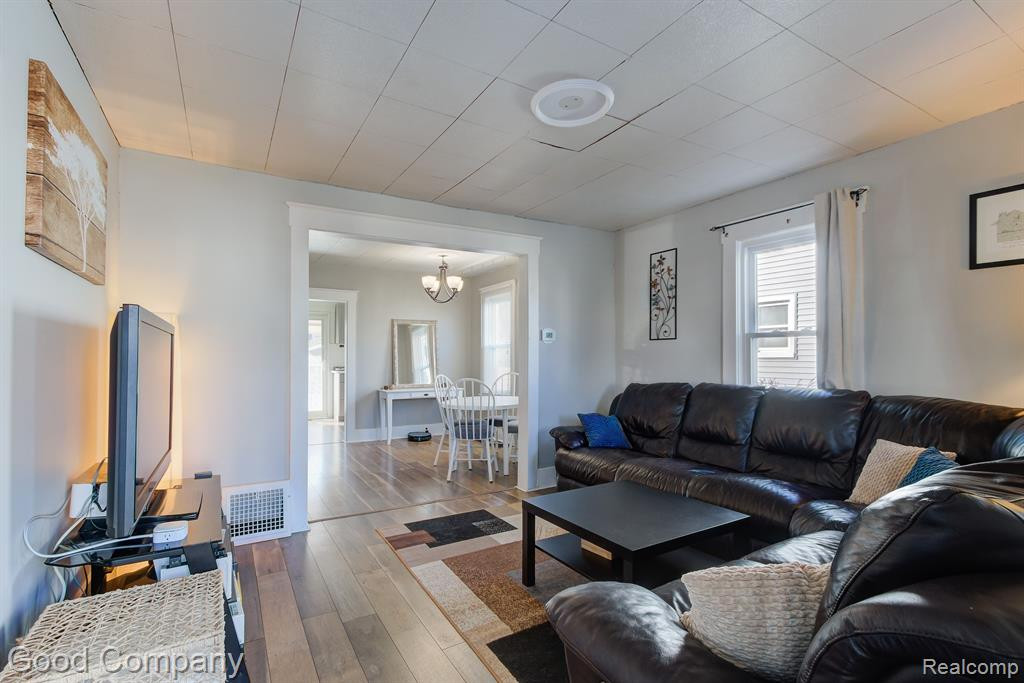 614 E UNIVERSITY Avenue, Royal Oak, MI 48067 — Photo 2