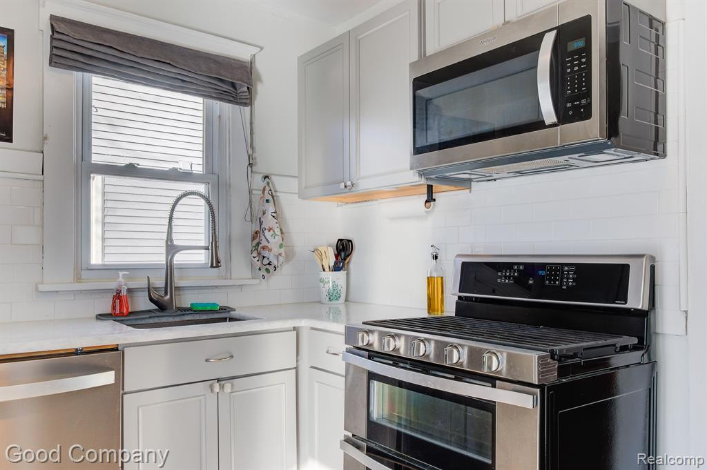 614 E UNIVERSITY Avenue, Royal Oak, MI 48067 — Photo 11