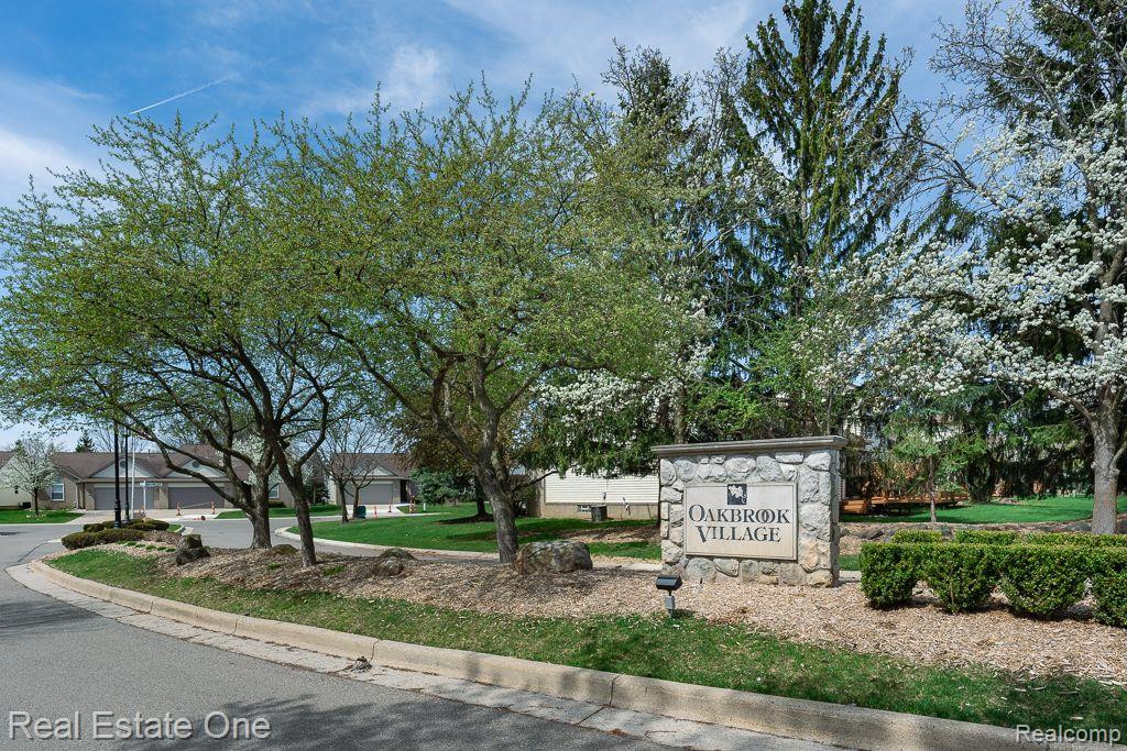281 WHISPERING Hill, Commerce Twp, MI 48390 — Photo 2