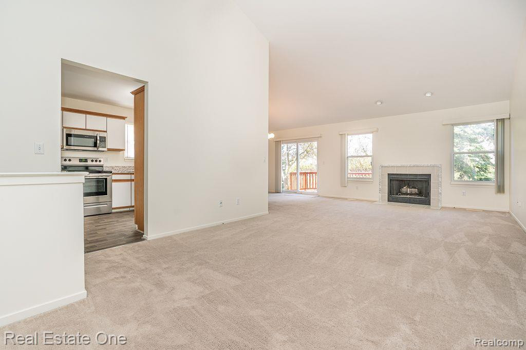 281 WHISPERING Hill, Commerce Twp, MI 48390 — Photo 9