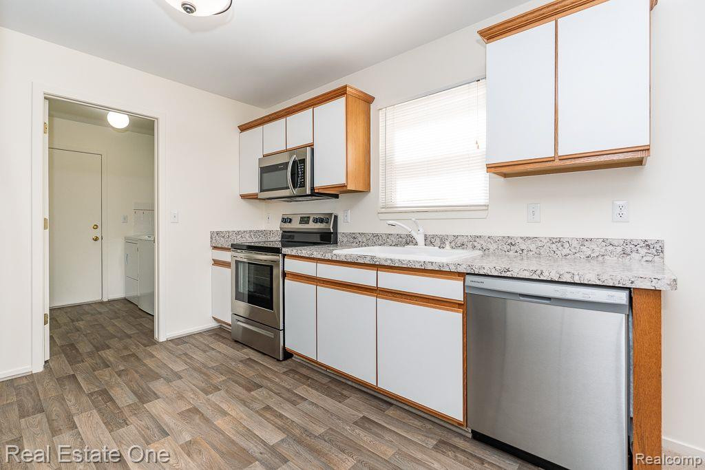 281 WHISPERING Hill, Commerce Twp, MI 48390 — Photo 12