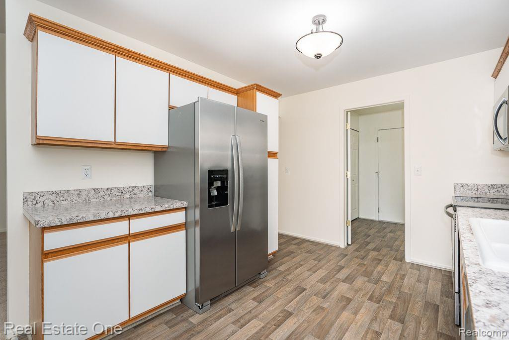 281 WHISPERING Hill, Commerce Twp, MI 48390 — Photo 13