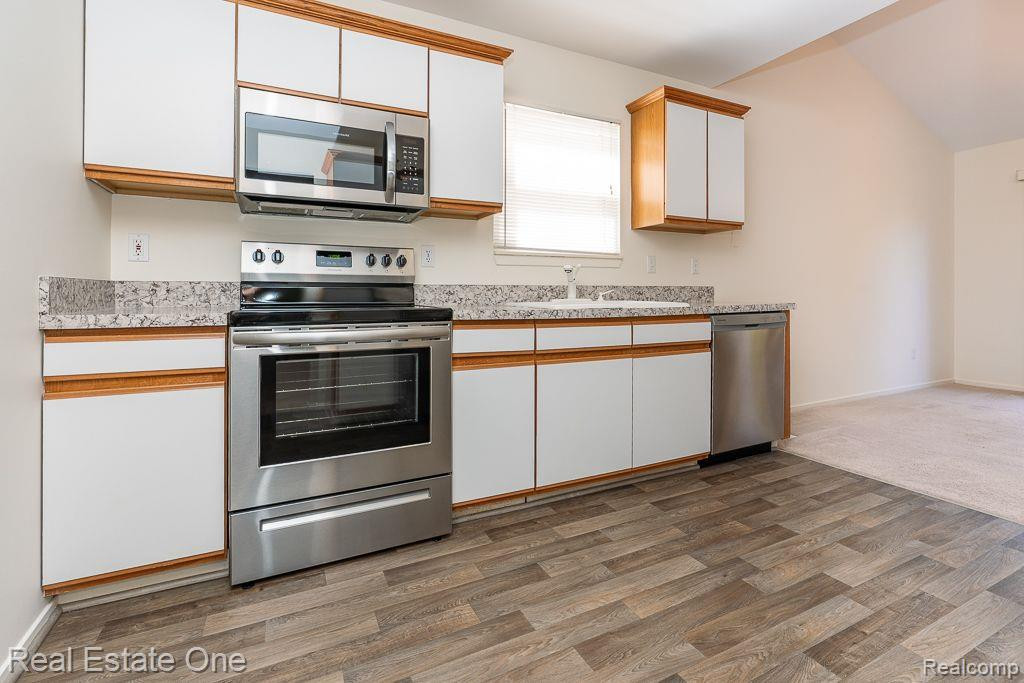 281 WHISPERING Hill, Commerce Twp, MI 48390 — Photo 14
