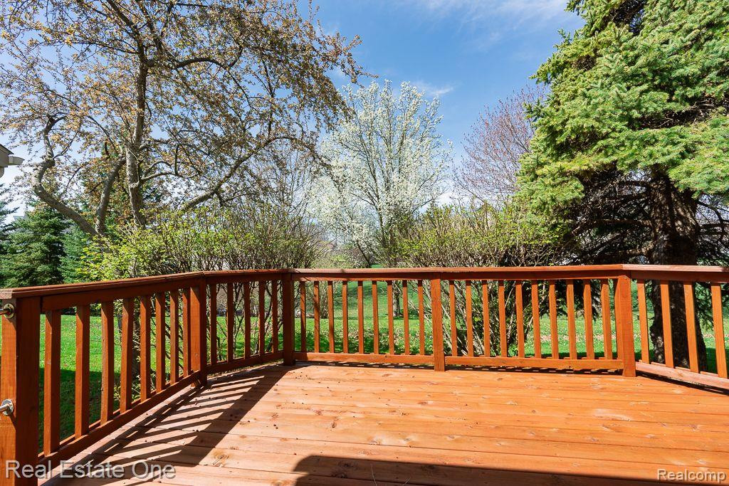 281 WHISPERING Hill, Commerce Twp, MI 48390 — Photo 17