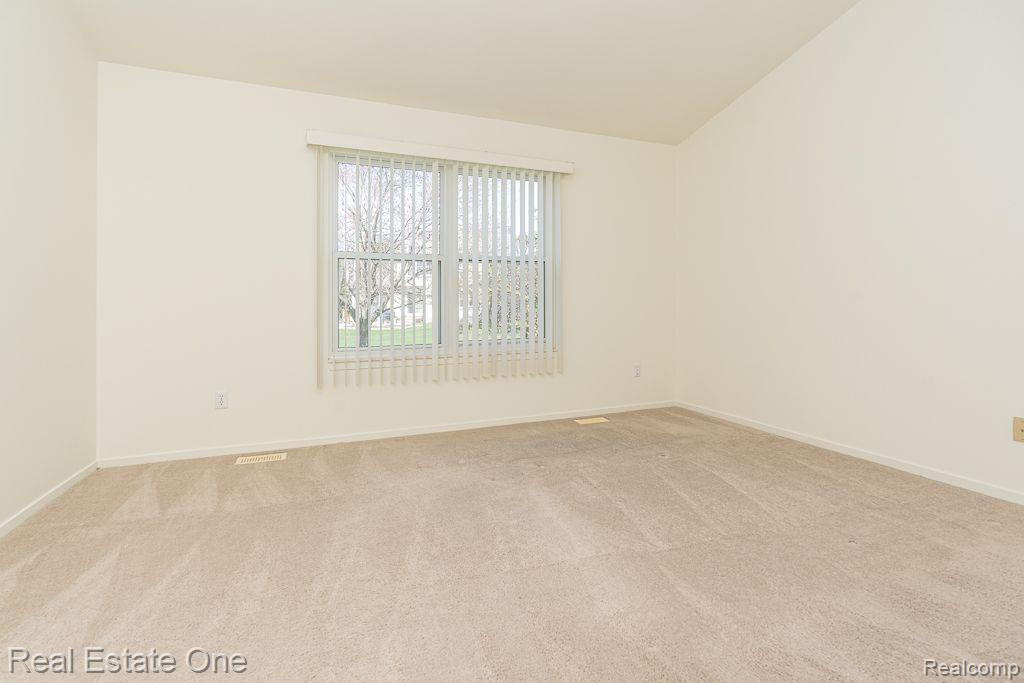 281 WHISPERING Hill, Commerce Twp, MI 48390 — Photo 18