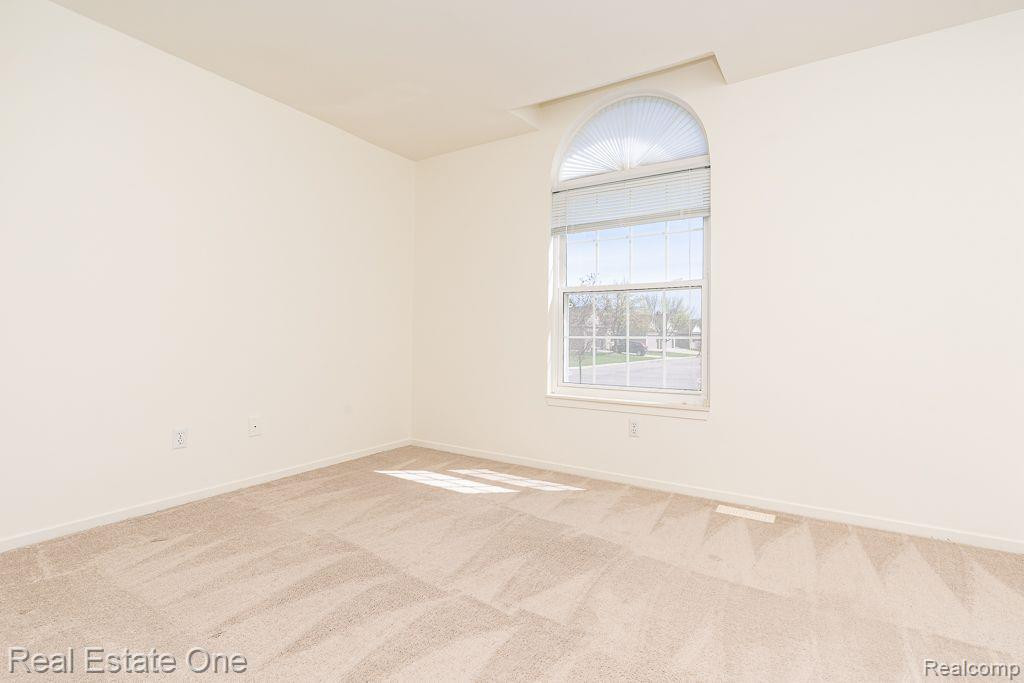 281 WHISPERING Hill, Commerce Twp, MI 48390 — Photo 21