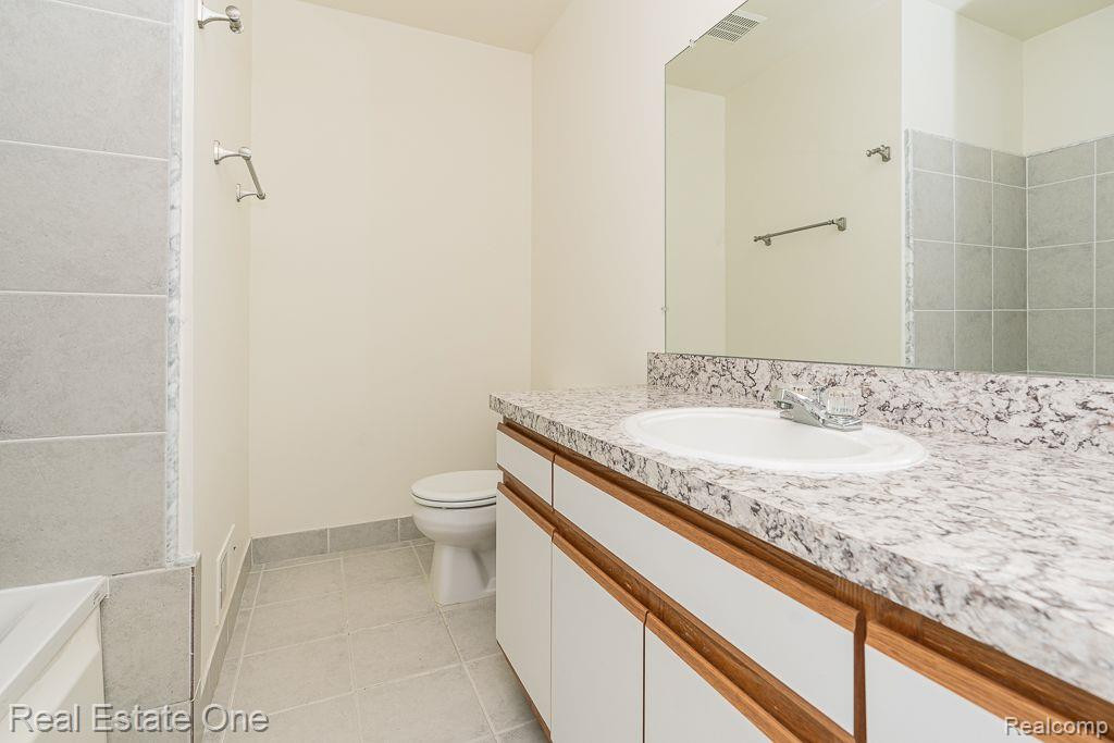 281 WHISPERING Hill, Commerce Twp, MI 48390 — Photo 23