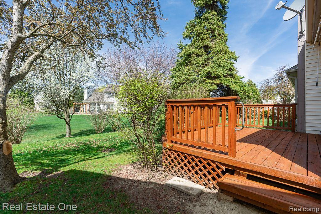 281 WHISPERING Hill, Commerce Twp, MI 48390 — Photo 36