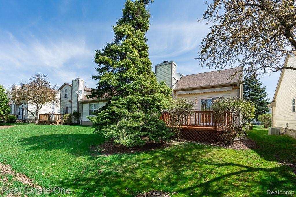 281 WHISPERING Hill, Commerce Twp, MI 48390 — Photo 37