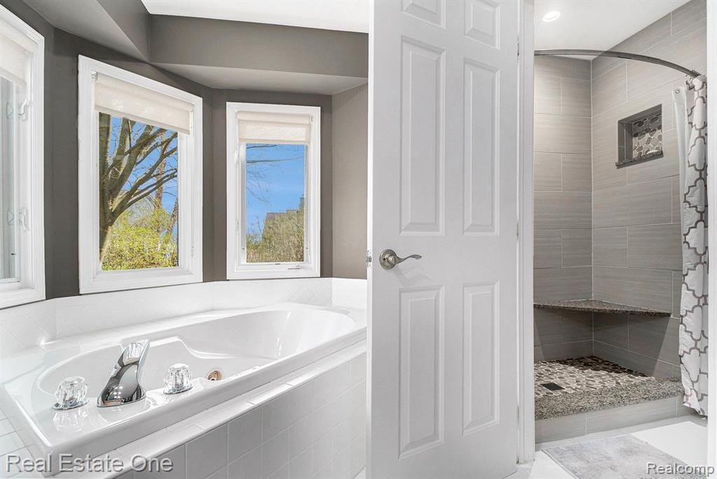 6736 LONGHURST Drive, Clarkston, MI — Photo 18