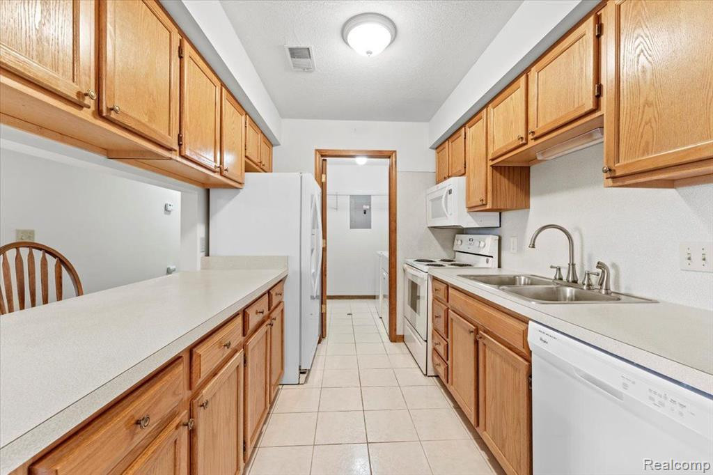1355 HARBOUR Boulevard, 105, Trenton, MI 48183 — Photo 9