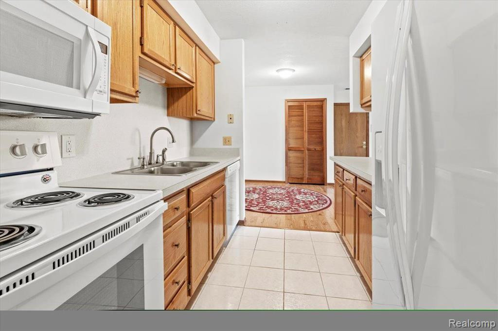 1355 HARBOUR Boulevard, 105, Trenton, MI 48183 — Photo 11