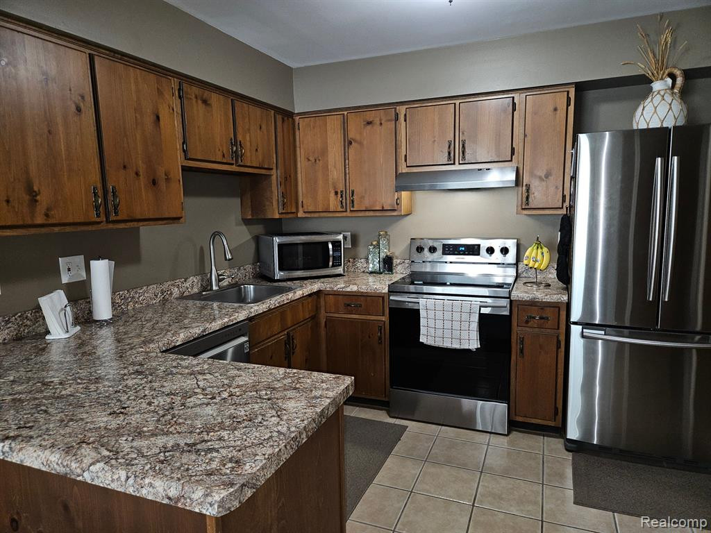 38122 CAROLON Boulevard, Westland, MI — Photo 9