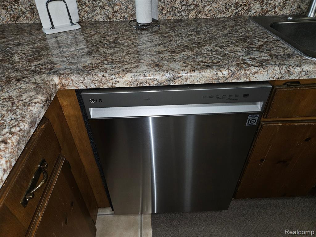 38122 CAROLON Boulevard, Westland, MI — Photo 13